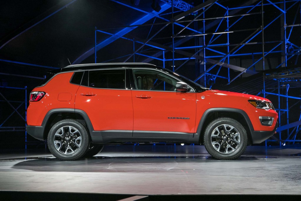 2017-Jeep-Compass-Trailhawk-side