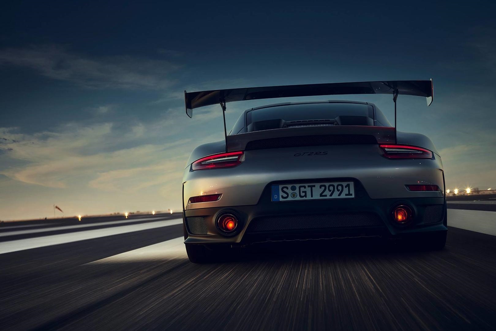 Porsche 911 GT2 RS สปอร์ทพลังแรง 700 แรงม้า จิตวิญญาณตัวแข่ง !!