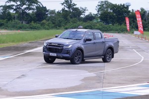 ISUZU D-MAX V-CROSS MAGIC EYES