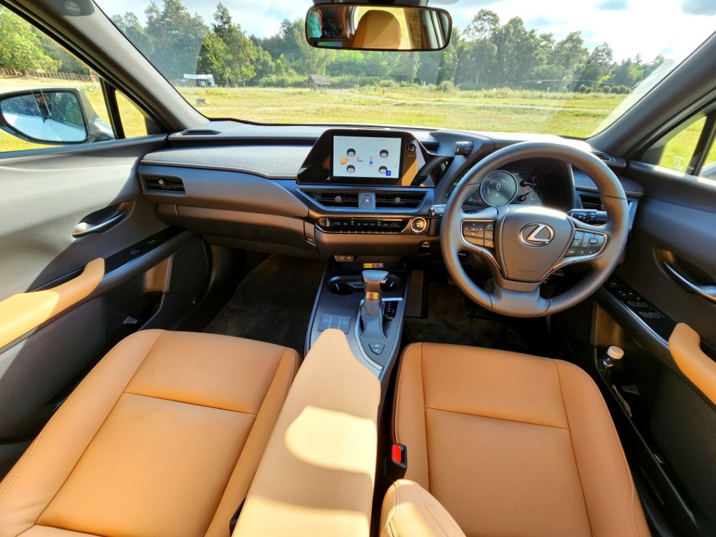 Lexus UX250H_05