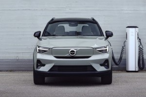 Volvo ผู้ผลิตรถยนต์รายแรกในยุโรปที่เปลี่ยนมาใช้พอร์ทชาร์จ NACS ของ Tesla
