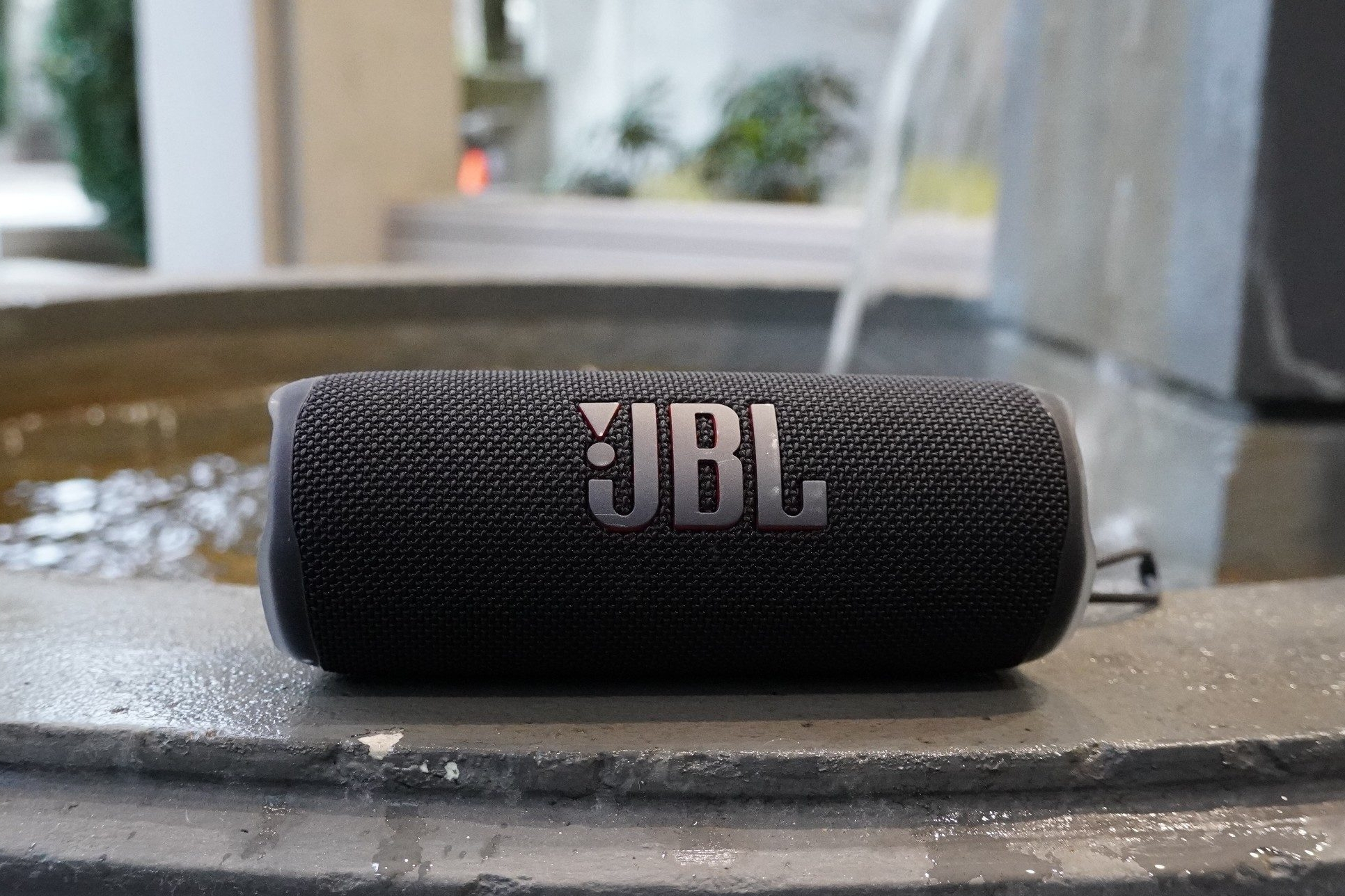 JBL Flip 6 ลำโพงกันน้ำ เสียงทรงพลัง พกพาได้ทุกที่
