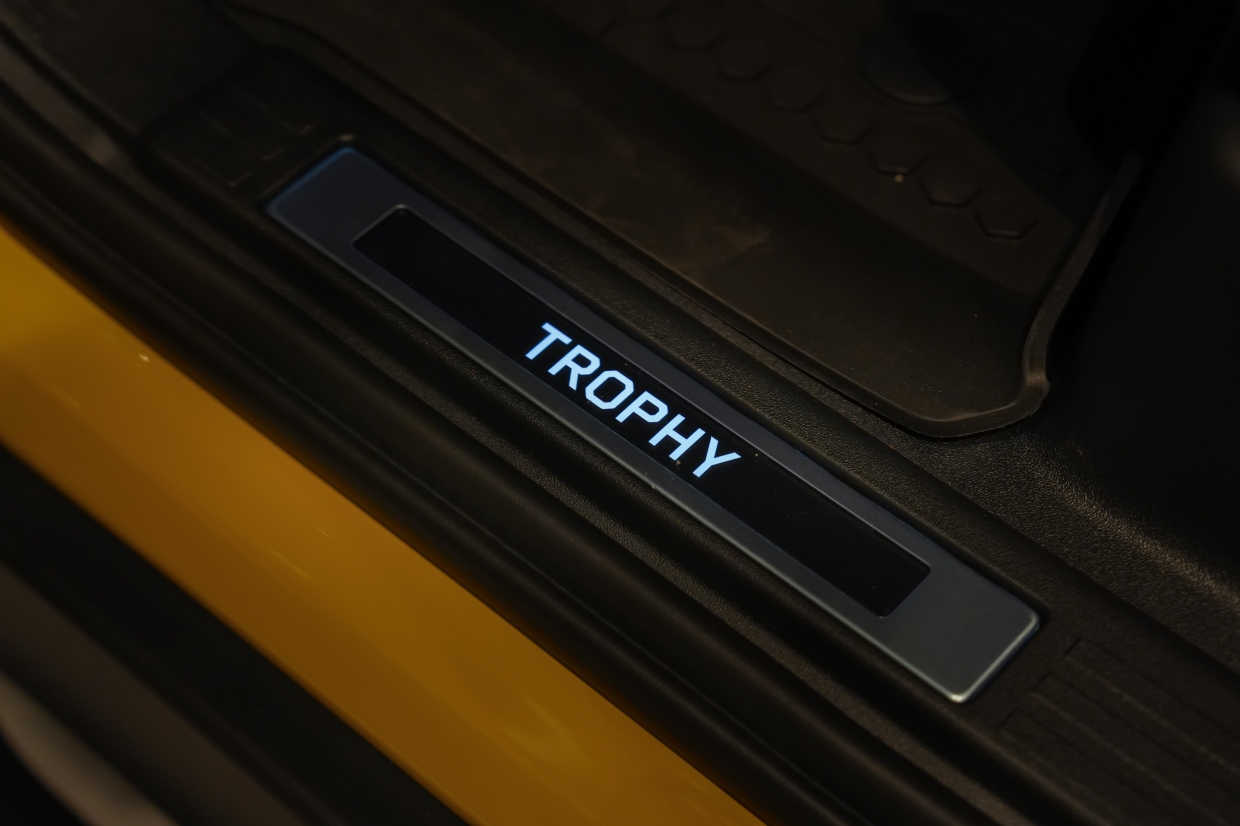 Land Rover Defender 110 Trophy Edition ราคา 10 คัน Inchcape Thailand