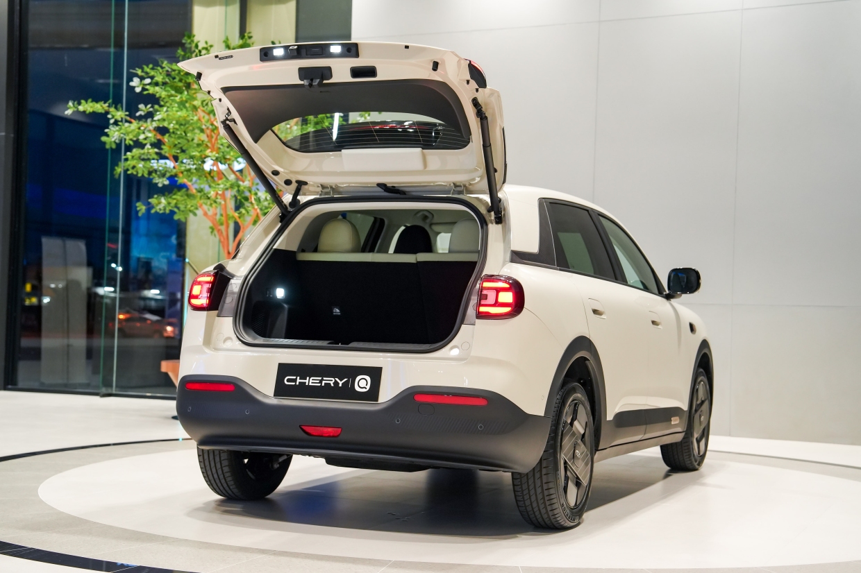 ฝากระโปรงหน้าไฟฟ้าและพื้นที่เก็บสัมภาระ Frunk ของ Chery Q ซึ่งสามารถรองรับกระเป๋าขนาดกลางได้