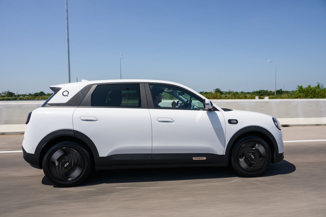 Chery Q ขณะทดลองขับบนทางหลวงด้วยความเร็วเดินทาง เพื่อทดสอบอัตราเร่ง ความมั่นคง และการใช้พลังงานไฟฟ้า
