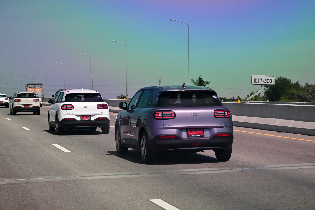 Chery Q ขณะทดลองขับบนทางหลวงด้วยความเร็วเดินทาง เพื่อทดสอบอัตราเร่ง ความมั่นคง และการใช้พลังงานไฟฟ้า