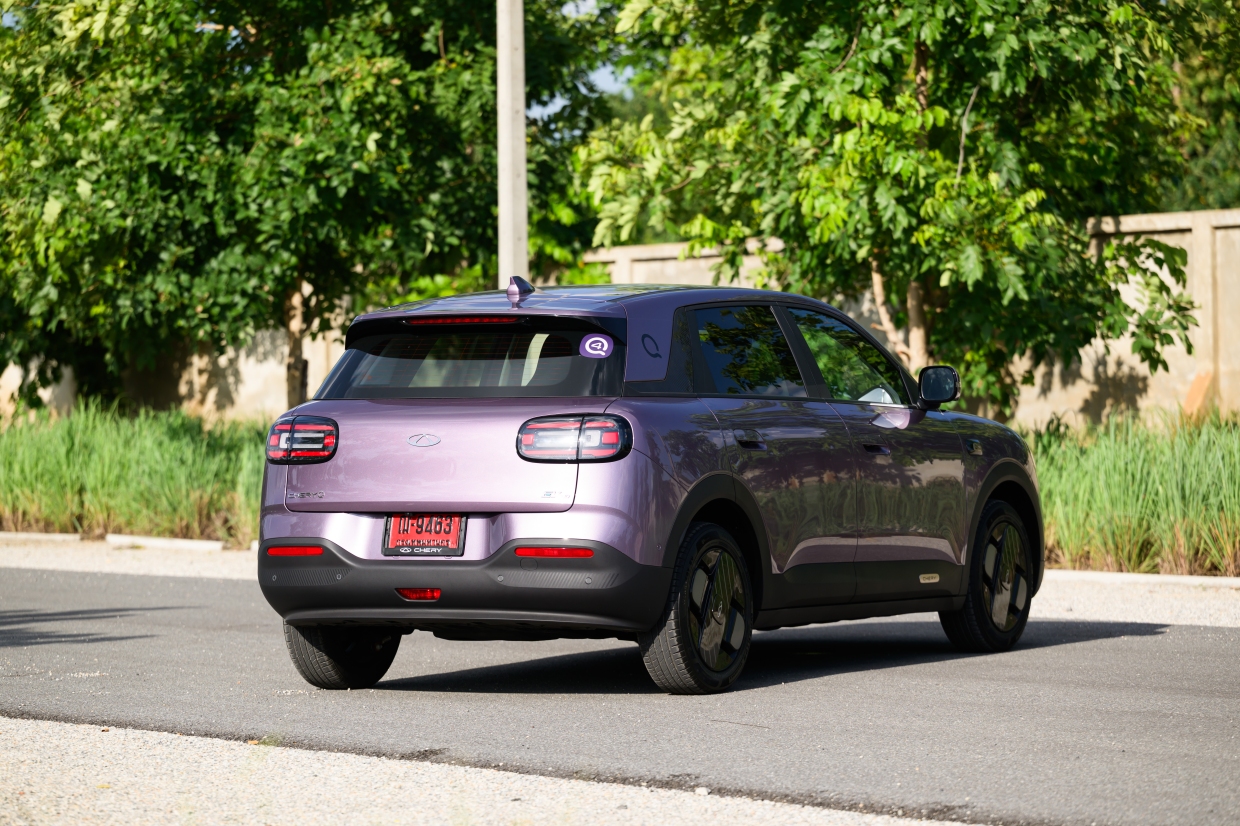 หน้าจอกล้องรอบคันและระบบเลือกช่องจอดอัตโนมัติของ Chery Q ระหว่างการทดสอบใช้งานจริง