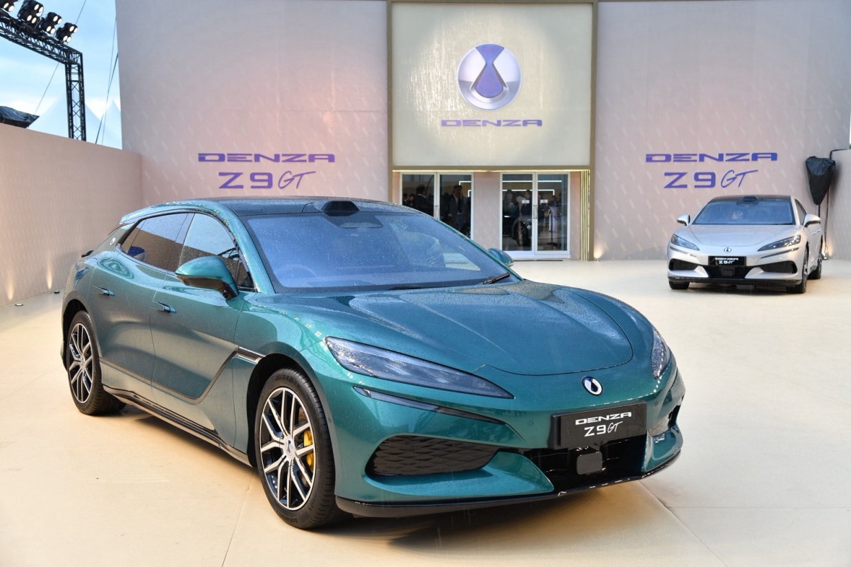 เปรียบเทียบรถยนต์ไฟฟ้าสมรรถนะสูงสไตล์สปอร์ต GT ระหว่าง Denza Z9 GT สีเขียว และ Zeekr 7GT สีขาว บนโชว์รูม แสดงดีไซน์ภายนอกแบบ Shooting Brake และขุมพลัง EV ระดับพรีเมียม